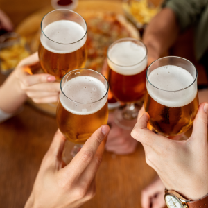 closeup-friends-toasting-with-beer (kopia)